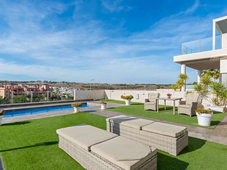 Villa for Sale in Villamartin, Alicante 1