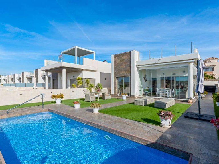 Villa for Sale in Villamartin, Alicante 2