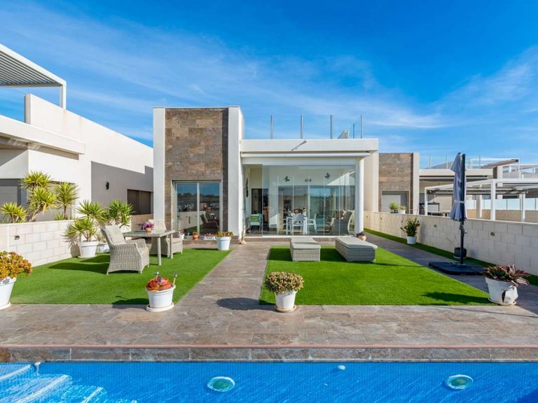 Villa for Sale in Villamartin, Alicante 24