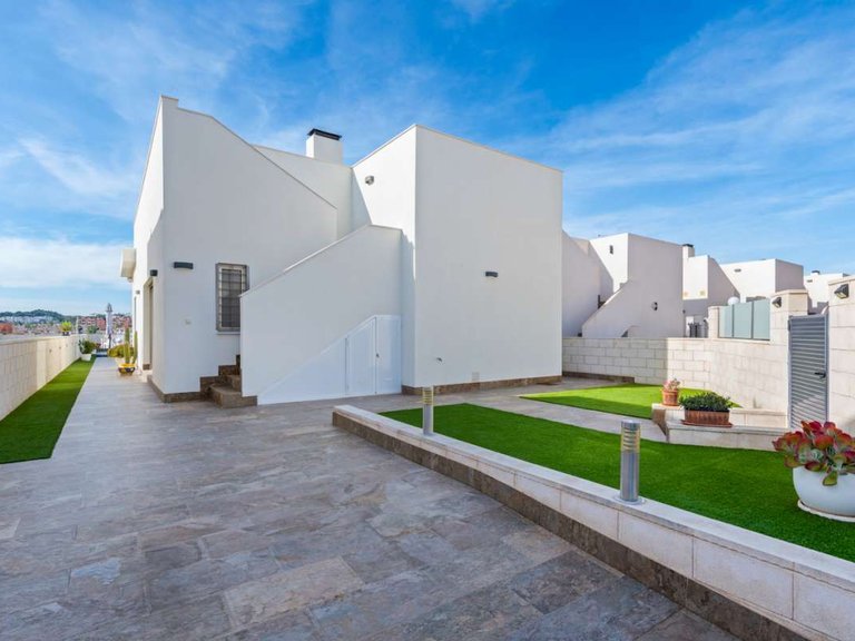 Villa for Sale in Villamartin, Alicante 27