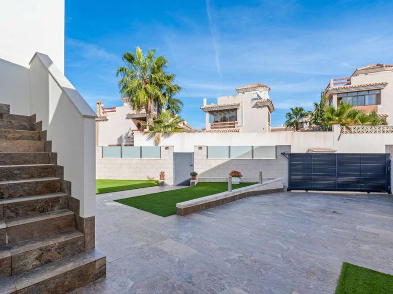 Villa for Sale in Villamartin, Alicante 29