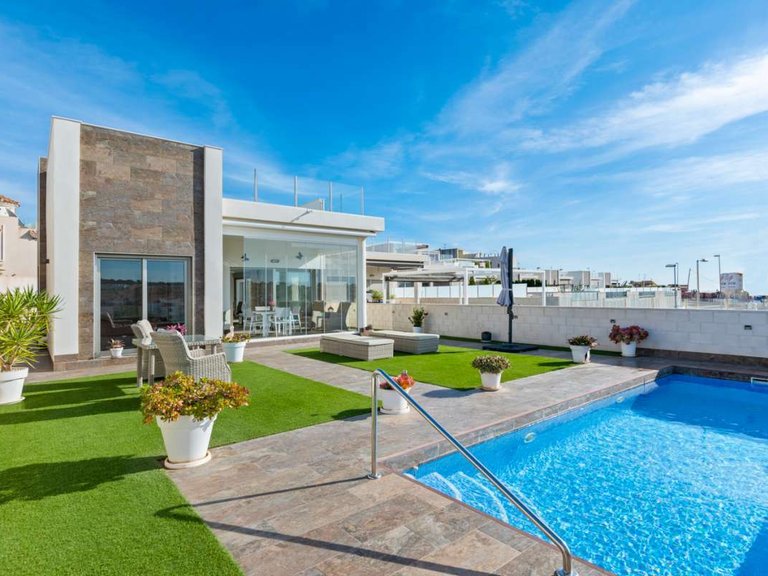 Villa for Sale in Villamartin, Alicante 3