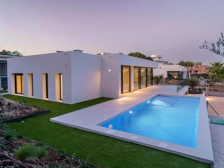 Villa for Sale in Villamartin, Alicante 1