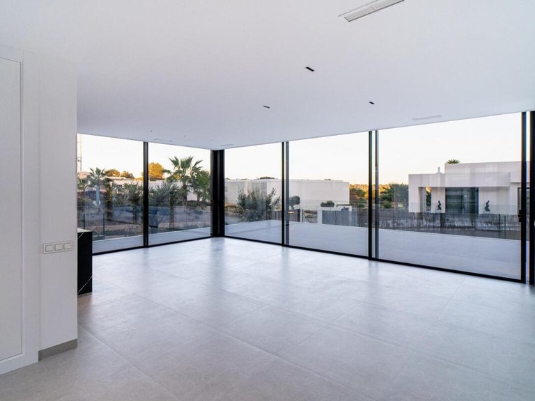 Villa for Sale in Villamartin, Alicante 4