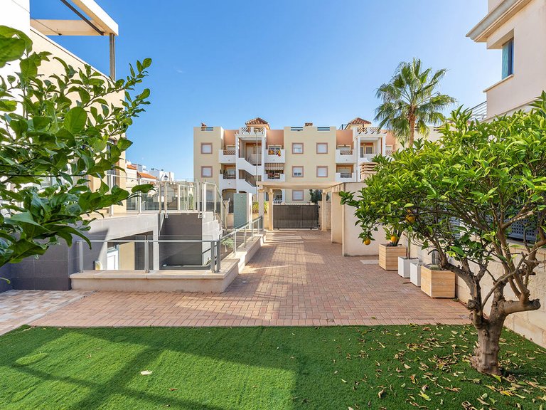 Villa for Sale in Alicante, Alicante 37