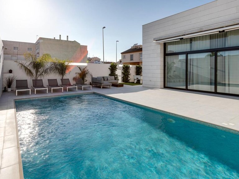 Villa for Sale in Pilar De La Horadada, Alicante 1
