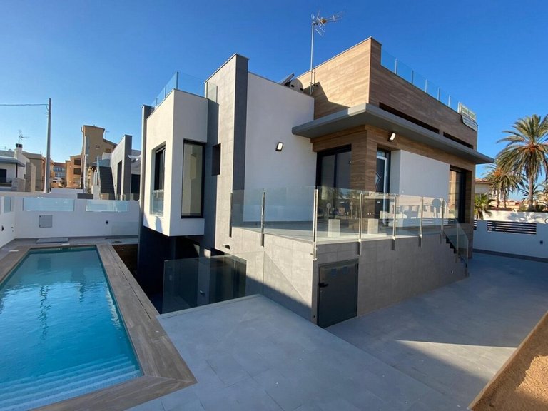 Villa for Sale in Torrevieja, Alicante 1