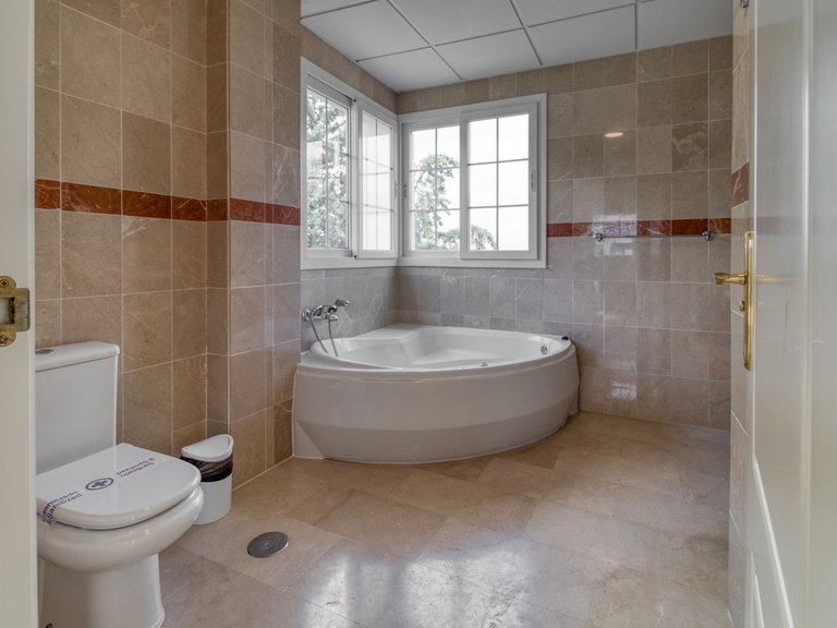 Villa for Sale in Lauro Golf, Malaga 30