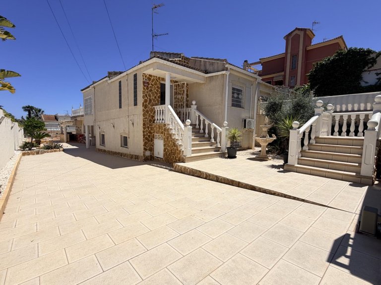 Villa for Sale in Costa Blanca Torrevieja, Alicante 1