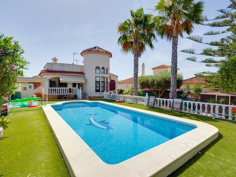 Villa for Sale in La Marina, Alicante 1