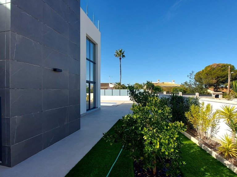 Villa for Sale in Torrevieja, Alicante 28