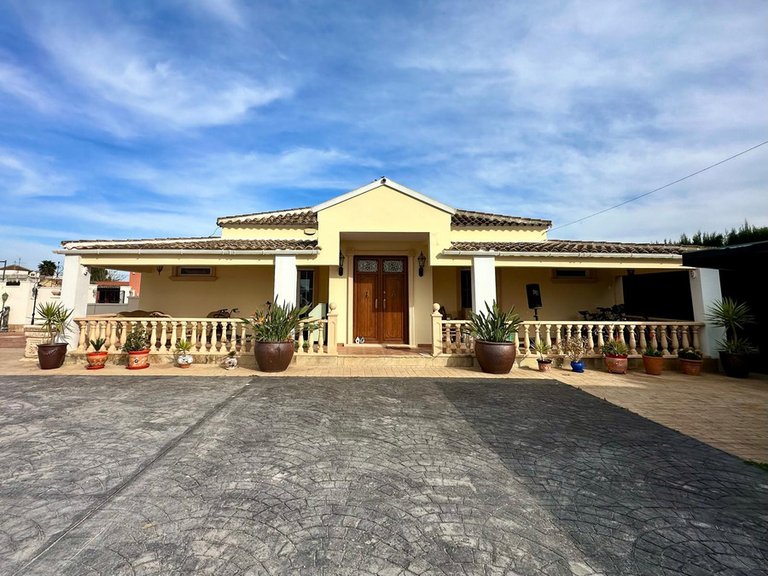 Villa for Sale in Heredades, Alicante, 1