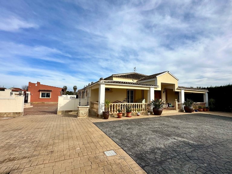 Villa for Sale in Heredades, Alicante, 2