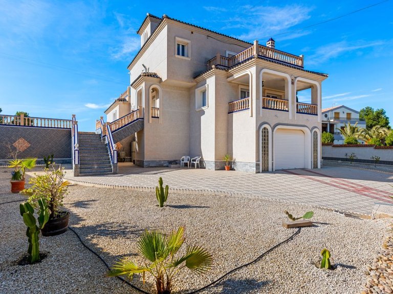 Villa for Sale in Almoradi, Alicante, 17