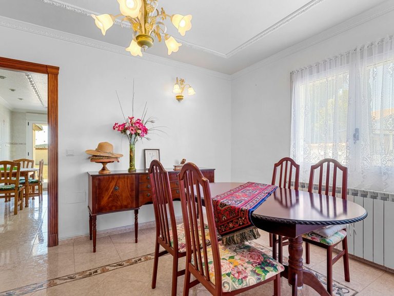 Villa for Sale in Almoradi, Alicante, 26