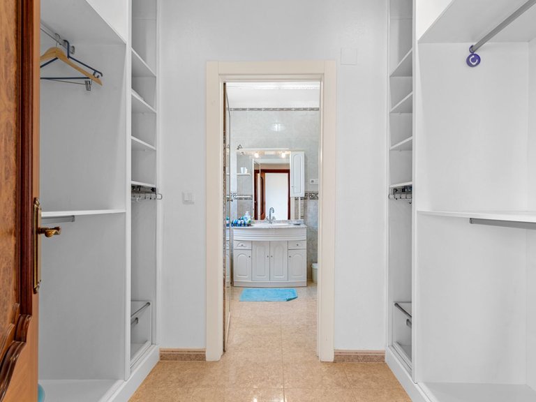 Villa for Sale in Almoradi, Alicante, 39