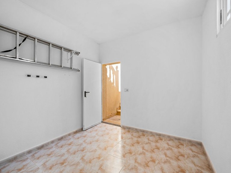 Villa for Sale in Benijofar, Alicante, 31