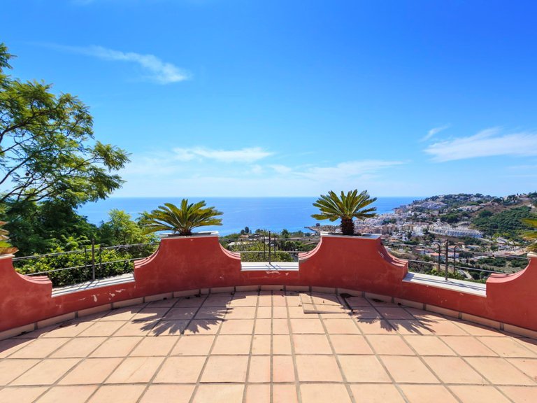 SPECTACULAR VILLA, EXCEPTIONAL QUALITY 2