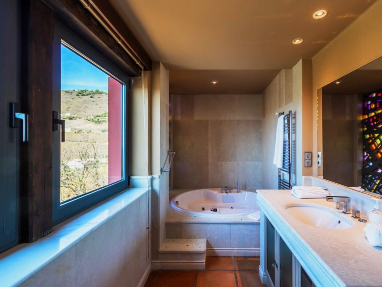 SPECTACULAR VILLA, EXCEPTIONAL QUALITY 46