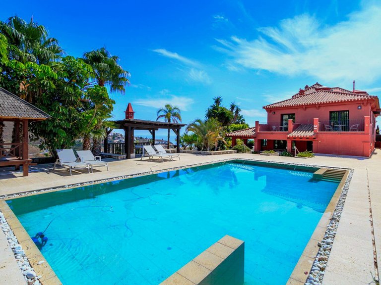 SPECTACULAR VILLA, EXCEPTIONAL QUALITY 1