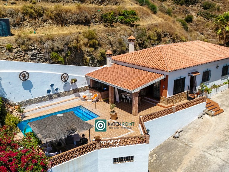 FIVE MINUTES FROM THE BEACHES 50