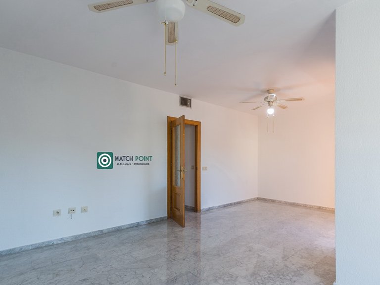 RIGHT ON THE HEART OF THE TOWN; APARTMENT WITH GARAGE INCLUDED 10