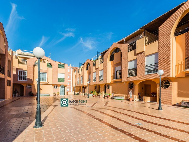 RIGHT ON THE HEART OF THE TOWN; APARTMENT WITH GARAGE INCLUDED 32