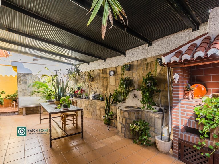 MAGNIFICENT ALL IN ONE FLOOR HOUSE 14