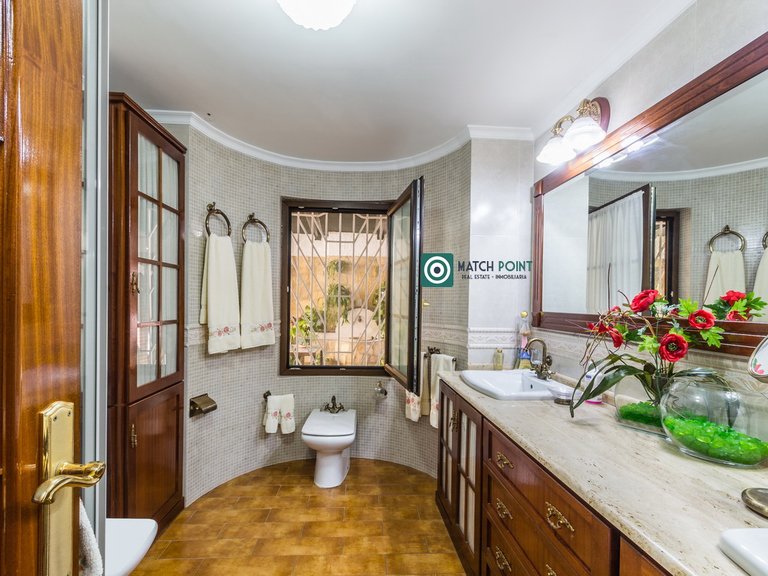 MAGNIFICENT ALL IN ONE FLOOR HOUSE 34