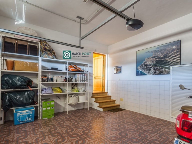 MAGNIFICENT ALL IN ONE FLOOR HOUSE 45