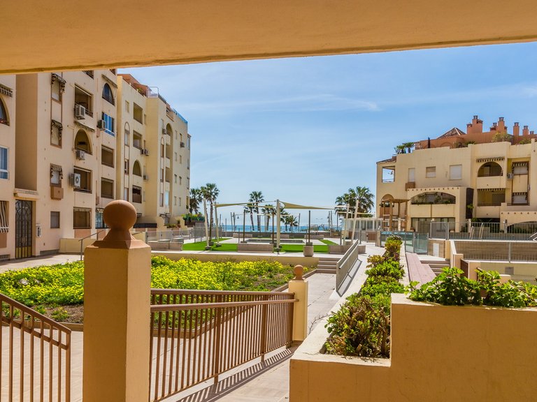 SEAFRONT APARTMENT IN A RESIDENTIAL AREA 30