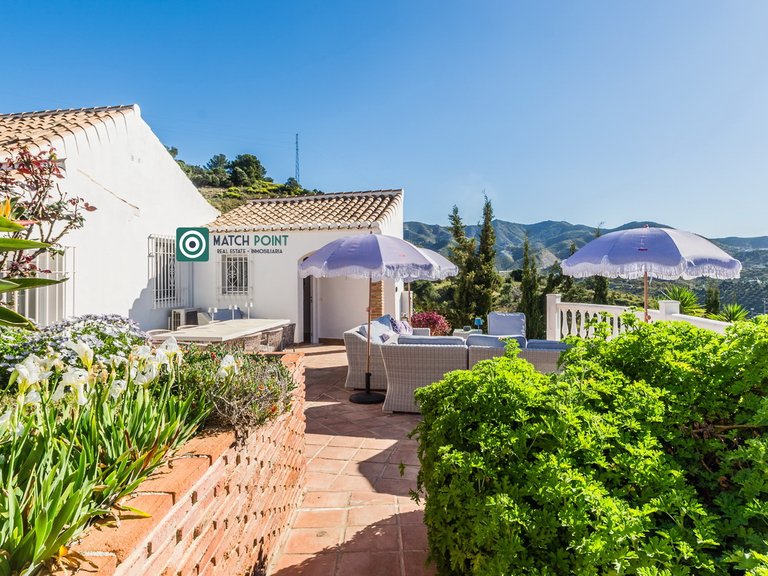 SPECTACULAR VILLA IN LA HERRADURA 9