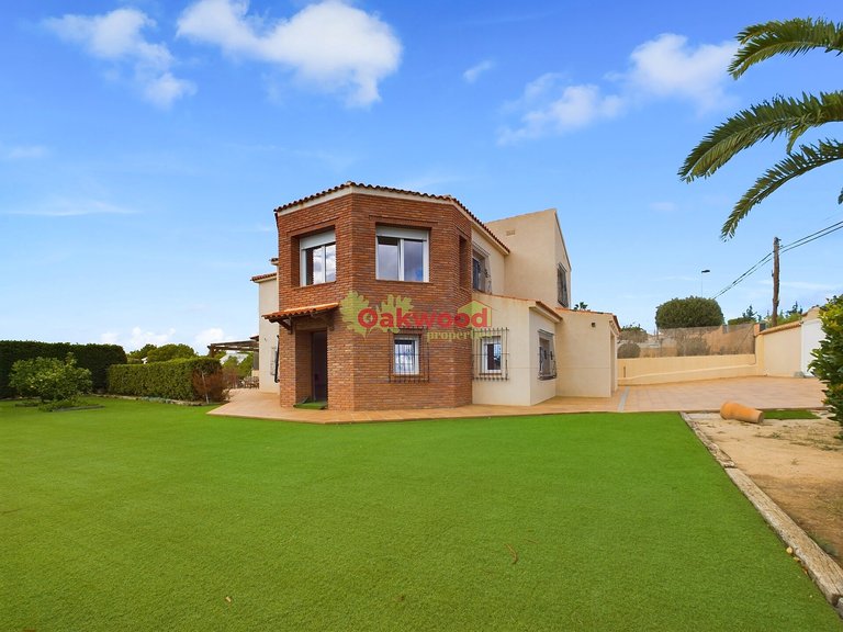 Villa for Sale in Pinar De Campoverde, Alicante 1