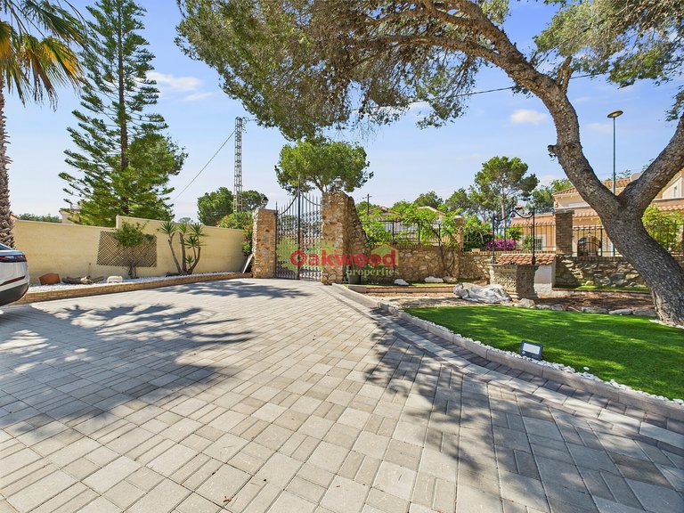 Villa for Sale in Pinar De Campoverde, Alicante 56