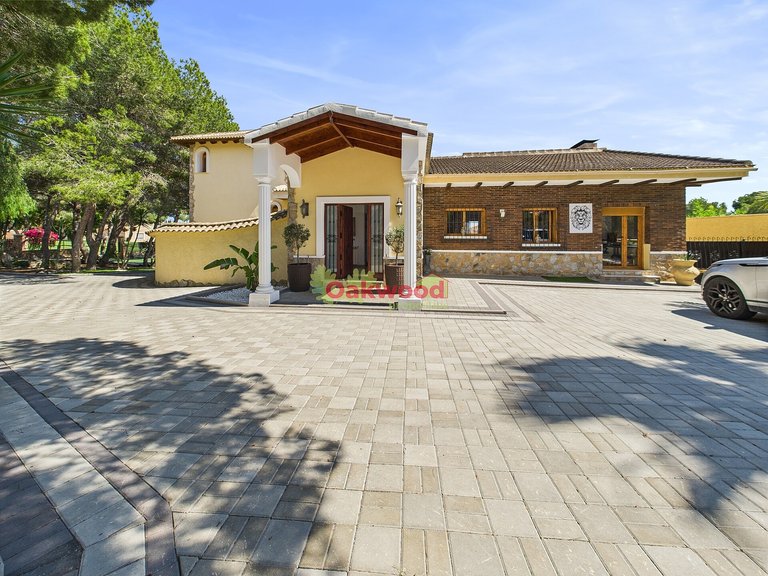 Villa for Sale in Pinar De Campoverde, Alicante 1