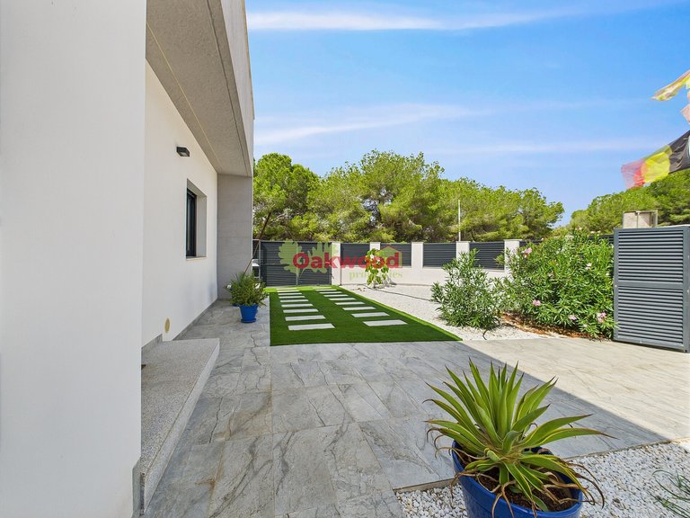 Villa for Sale in Pinar De Campoverde, Alicante 35