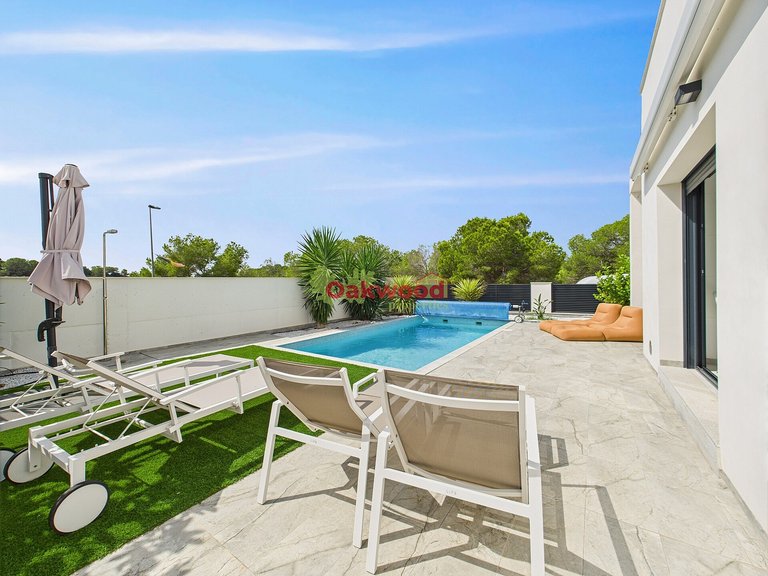 Villa for Sale in Pinar De Campoverde, Alicante 28