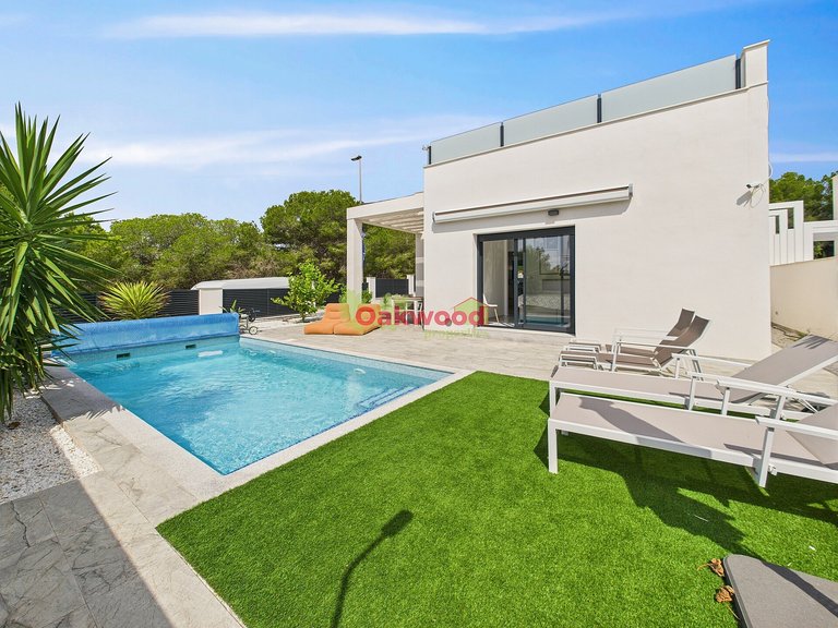 Villa for Sale in Pinar De Campoverde, Alicante 1