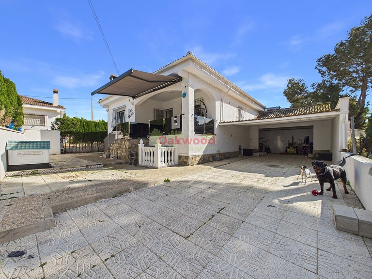 Villa for Sale in Pinar De Campoverde, Alicante 1
