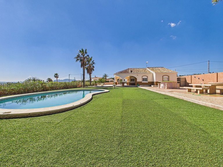 Villa for Sale in Albatera, Alicante 1