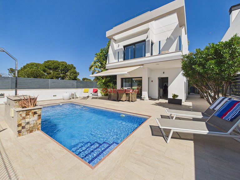 Villa for Sale in Lo Romero Golf, Alicante 1