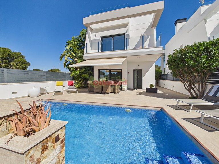 Villa for Sale in Lo Romero Golf, Alicante 35