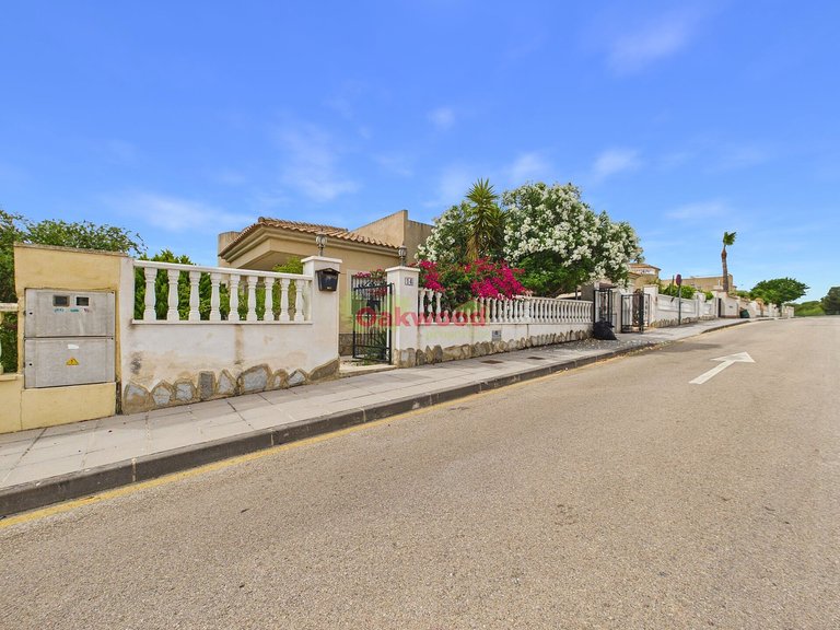 Villa for Sale in Pinar De Campoverde, Alicante 1