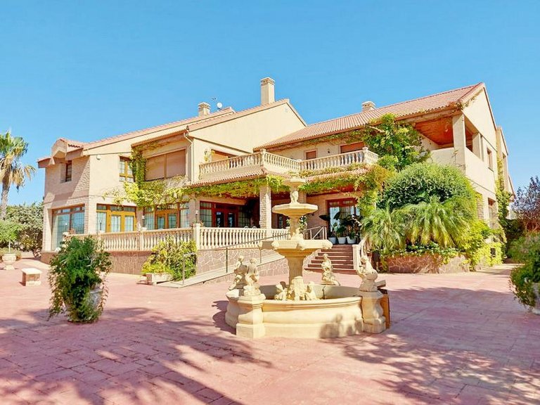 Villa for Sale in Cabo Roig, Alicante 1