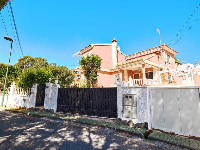 Villa for Sale in Pinar De Campoverde, Alicante 36