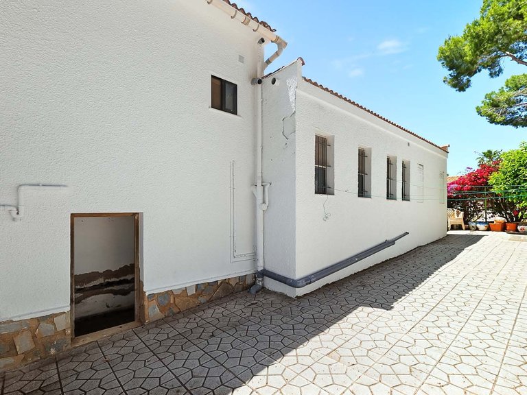 Villa for Sale in Pinar De Campoverde, Alicante 46