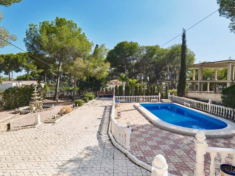 Villa for Sale in Pinar De Campoverde, Alicante 38
