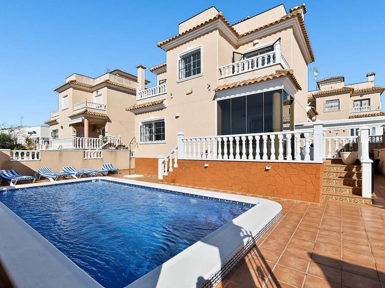 Villa for Sale in Pinar De Campoverde, Alicante 1