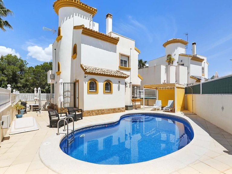 Villa for Sale in Pinar De Campoverde, Alicante 1