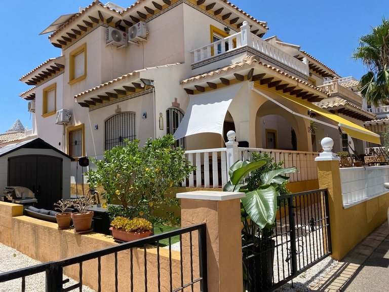 Villa for Sale in Lomas De Caboroig, Alicante 1